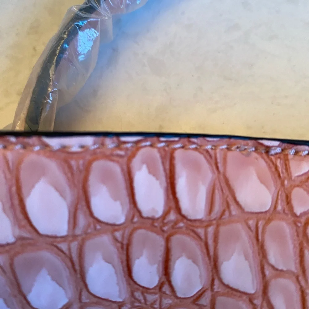 De Vesti Blush Croc-Embossed Tote and Pouch Set - Picture 4 of 7